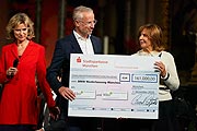 Prinzessin Ursula von Bayern nahm den Scheck über 161.000 € entgegen von BMW München Niederlassungsleiter Bernd Döpke (Foto:BMW)